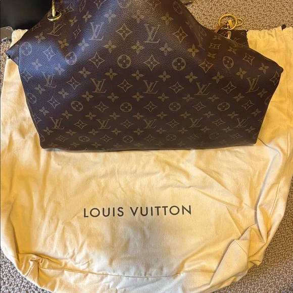 AUTHENTIC Louis Vuitton Artsy Handbag - Picture 8 of 8